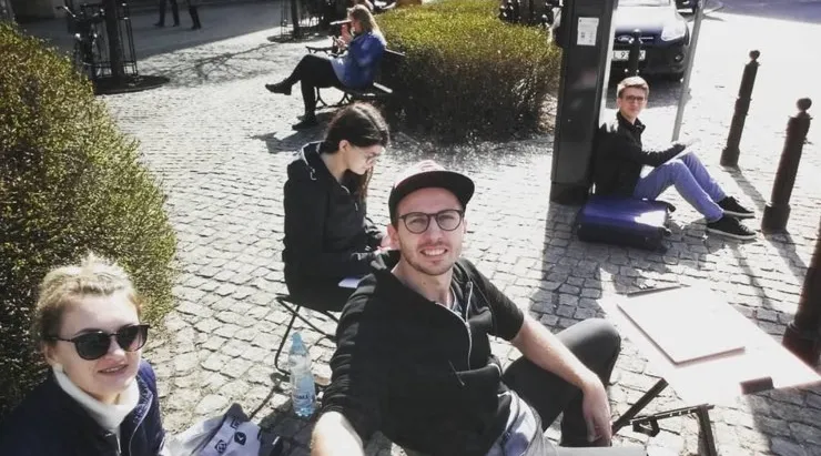 Plener na placu Zbawiciela w Warszawie.