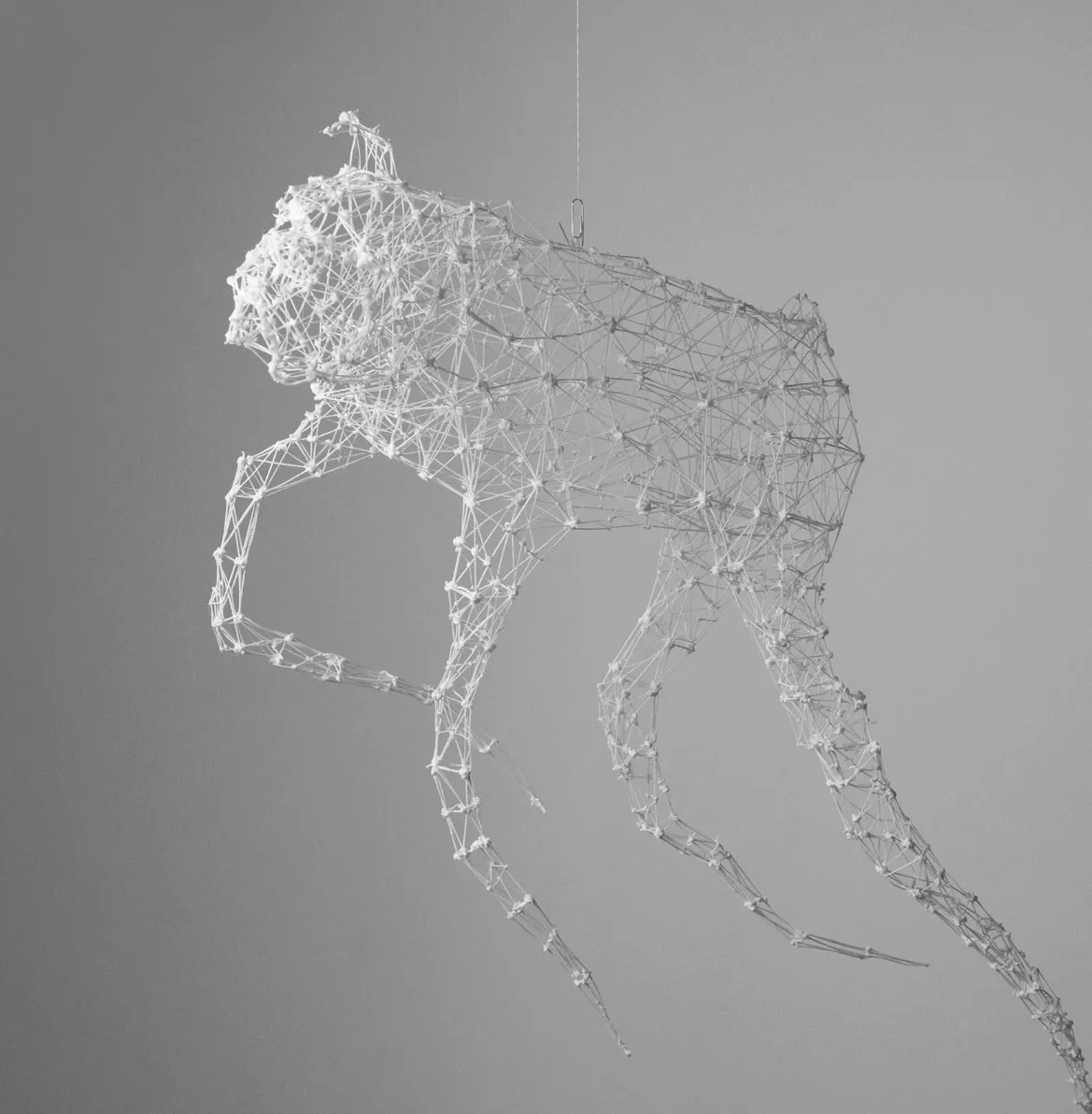 Rzeźba wykonana przy pomocy 3d-pen'a przedstawiająca buldoga angielskiego z surrealistycznie długimi nogami